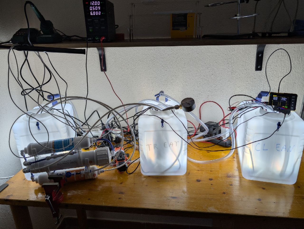 Aqua Vitaque experimental bench with reservoirs, membrane hardware, pressure gauge, power supply and local electronics.